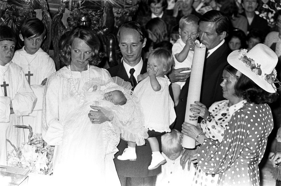 Doop Prinses Maria Carolina Christina in Lignieres (dochter Irene),Irene met doc, Bestanddeelnr 927-4394