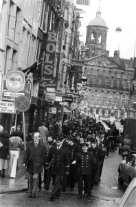 Door de Damstraat. Geheel links ABVA voorzitter Amsterdam, de heer Wiegel, daarn, Bestanddeelnr 930-1890