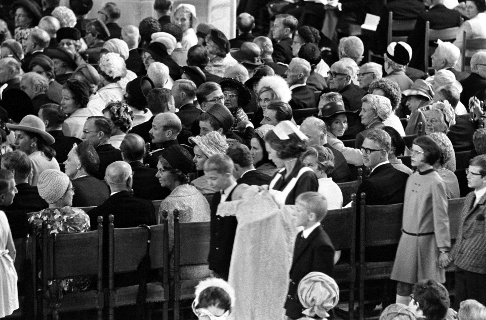 Doop Willem Alexander in Sint Jacobskerk te Den Haag Overzichten, zuster draagt , Bestanddeelnr 920-6663
