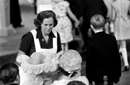Doop Willem Alexander in Sint Jacobskerk . Zuster Swellengrebel bij ouders, Bestanddeelnr 920-6655