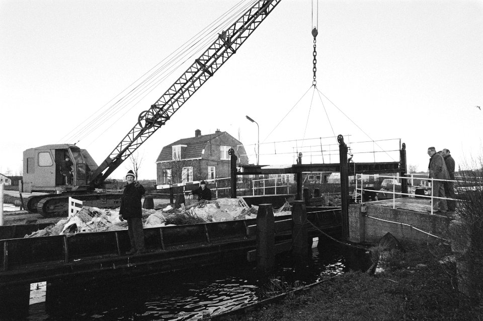Door een defect aan de brug bij de vuilstortplaats in de Volgermeerpolder bij Br, Bestanddeelnr 931-2391