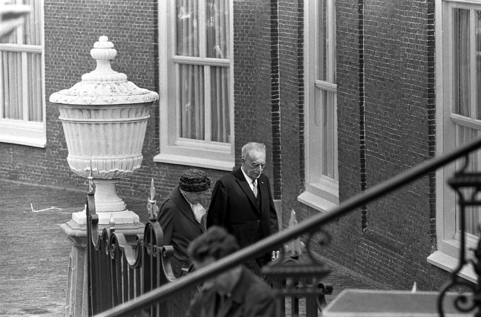 Doop Willem Alexander . Aankomst Huis ten Bosch . Dr. Drees en echtgenote, Bestanddeelnr 920-6632