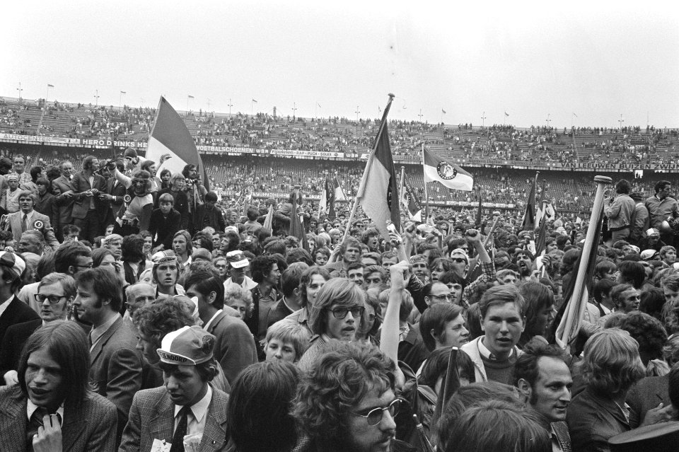 Door de overwinning is Feyenoord kampioen supporters vieren feest, Bestanddeelnr 924-6237