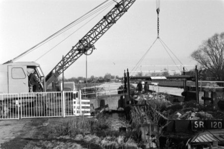 Door een defect aan de brug bij de vuilstortplaats in de Volgermeerpolder bij Br, Bestanddeelnr 931-2390