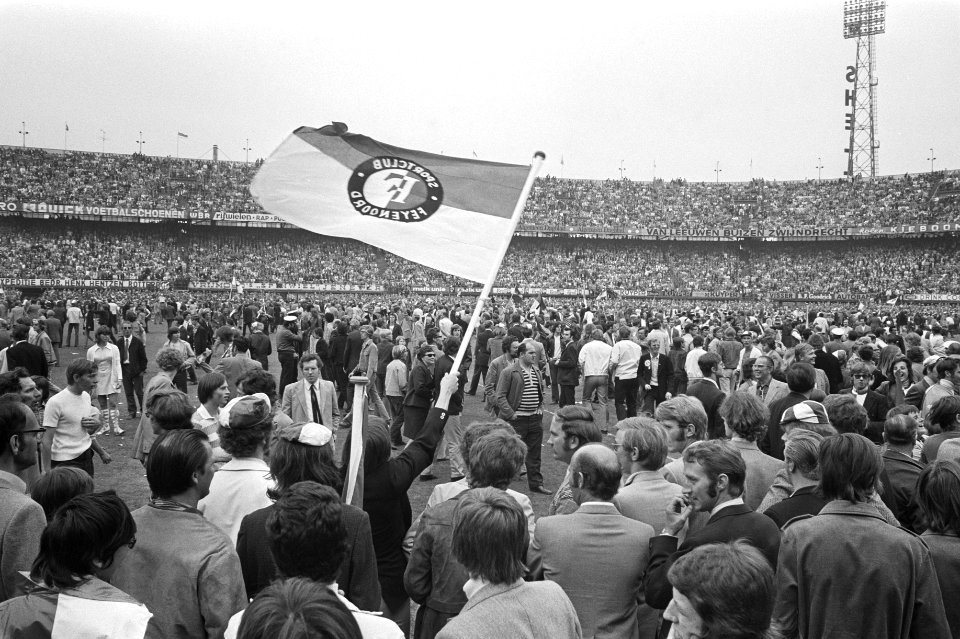 Door de overwinning is Feyenoord kampioen supporters vieren feest, Bestanddeelnr 924-6236