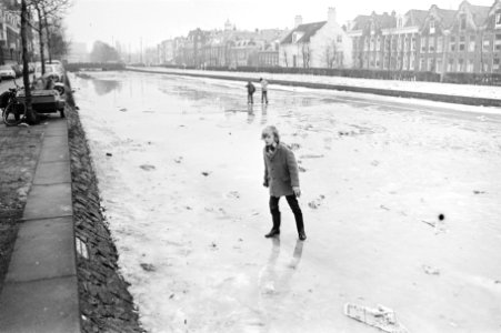 Dooi jongens staan op ijs bij een wak op Transvaalkade, Amsterdam, Bestanddeelnr 924-1539