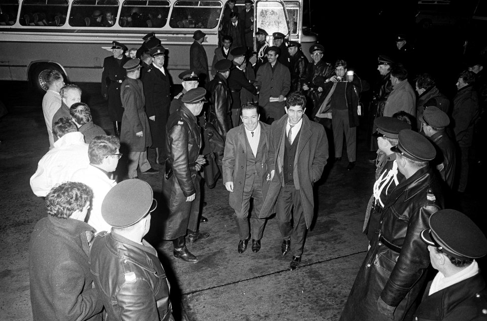 Door een haag van agenten lopen de Turken van de bus naar vliegtuigtrap, Bestanddeelnr 917-3330