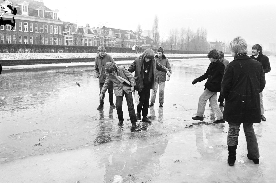 Dooi jongens staan op ijs bij een wak op Transvaalkade, Amsterdam, Bestanddeelnr 924-1536