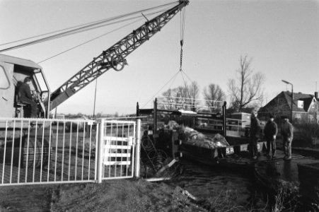 Door een defect aan de brug bij de vuilstortplaats in de Volgermeerpolder bij Br, Bestanddeelnr 931-2392