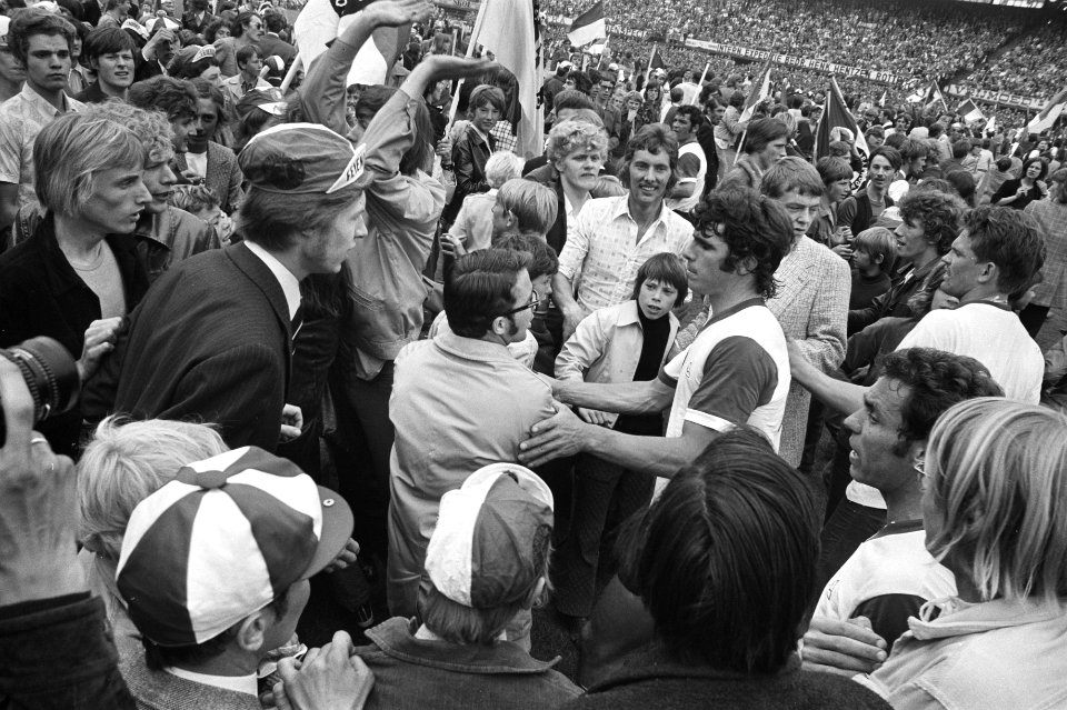 Door de overwinning is Feyenoord kampioen Feyenoord-speler Van Hanegem probeert, Bestanddeelnr 924-6233
