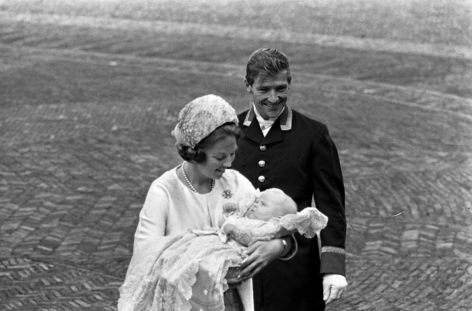Doop Willem Alexander . Prinses Beatrix met prins Alexander op de arm, Bestanddeelnr 920-6628