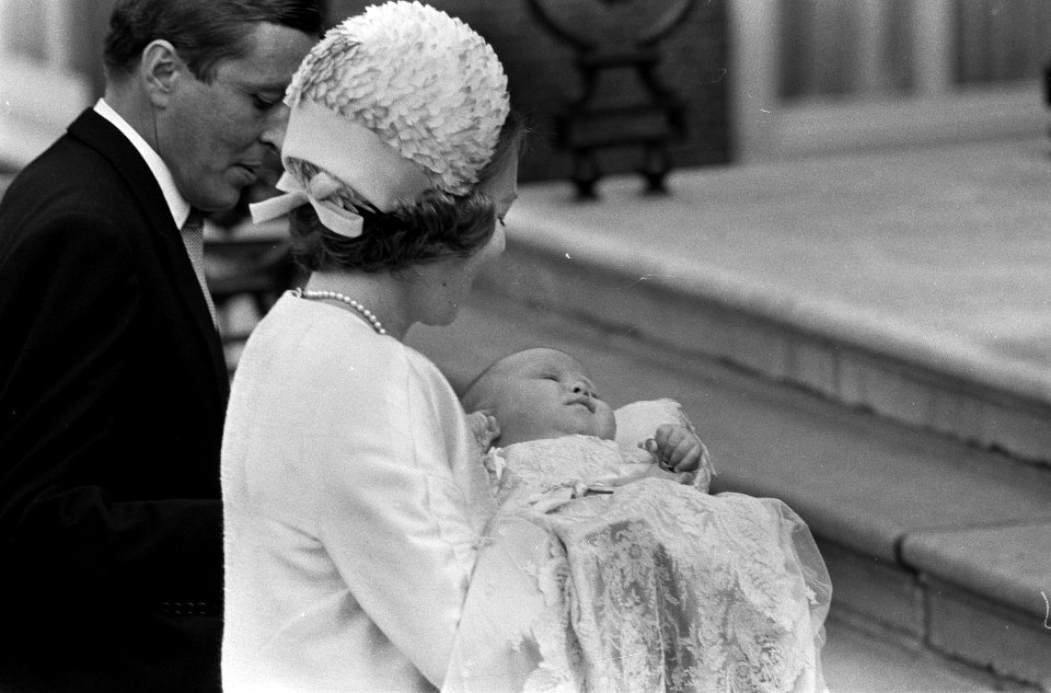 Doop Willem Alexander . Prinses Beatrix met prins Alexander op de arm, Bestanddeelnr 920-6629