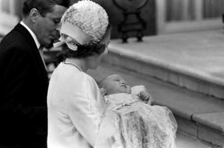 Doop Willem Alexander . Prinses Beatrix met prins Alexander op de arm, Bestanddeelnr 920-6629