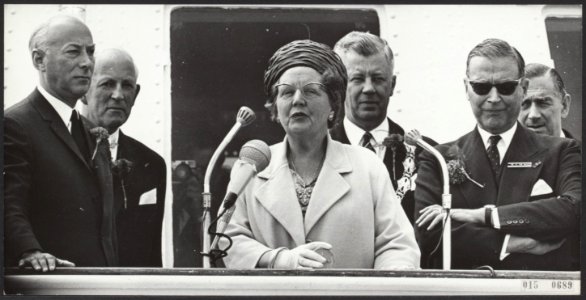 Door een druk op een knop stelde koningin Juliana de luchtdrukfluit van het m.s., Bestanddeelnr 015-0689