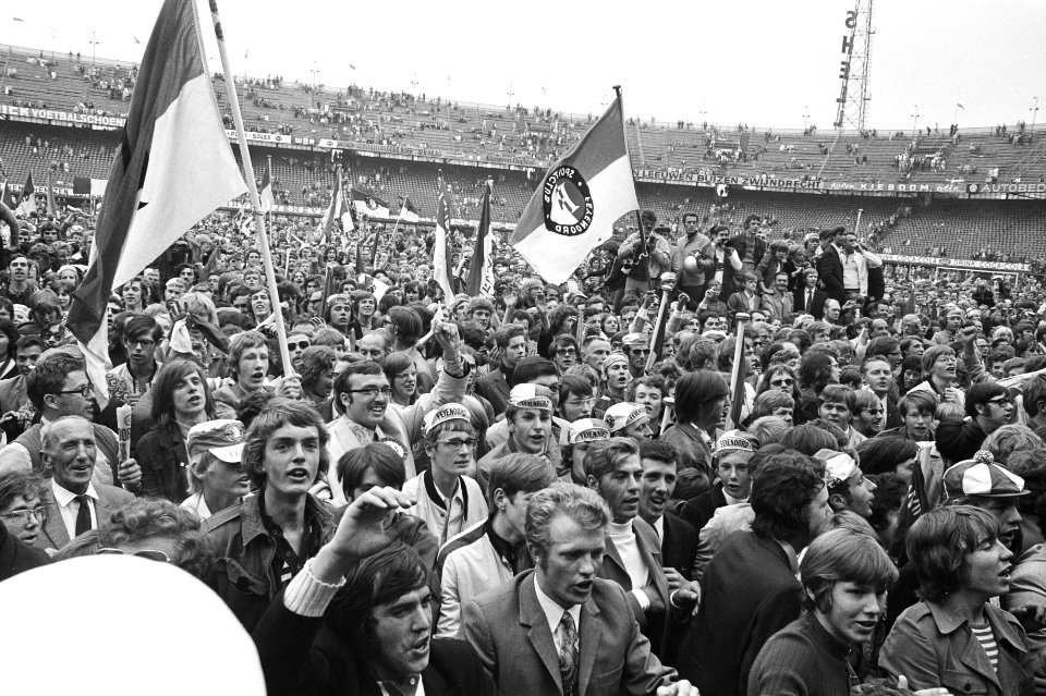 Door de overwinning is Feyenoord kampioen supporters vieren feest, Bestanddeelnr 924-6238