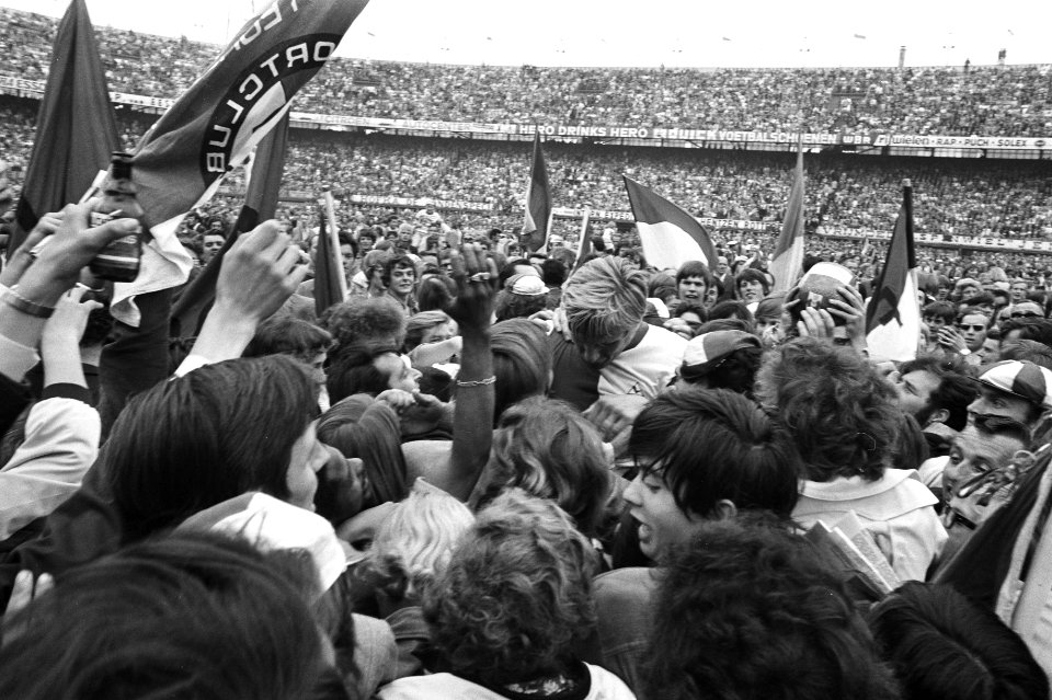 Door de overwinning is Feyenoord kampioen supporters vieren feest, Bestanddeelnr 924-6235