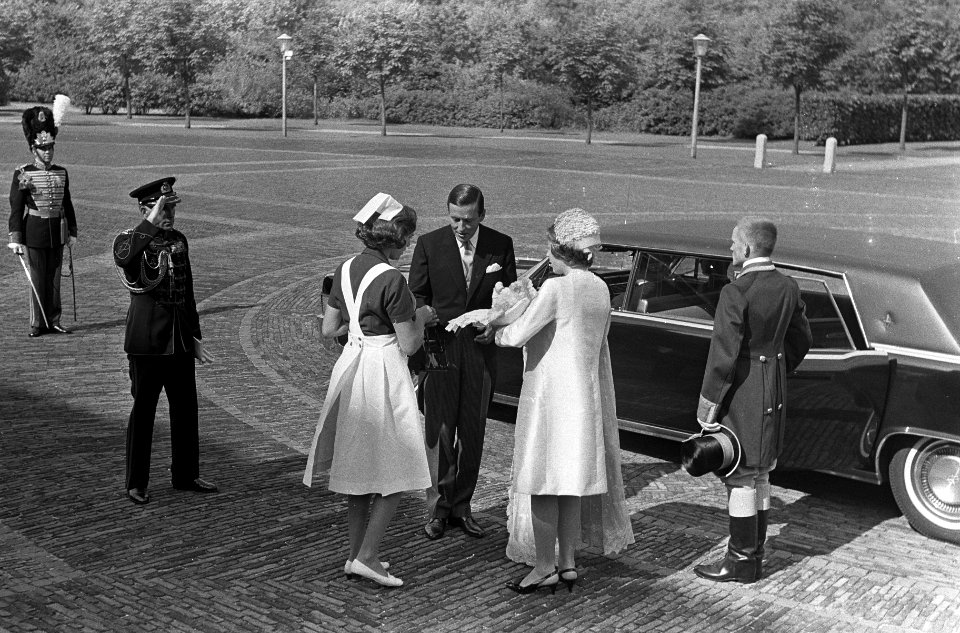 Doop Willem Alexander . Prinses Beatrix met prins Alexander , prins Claus en zus, Bestanddeelnr 920-6623