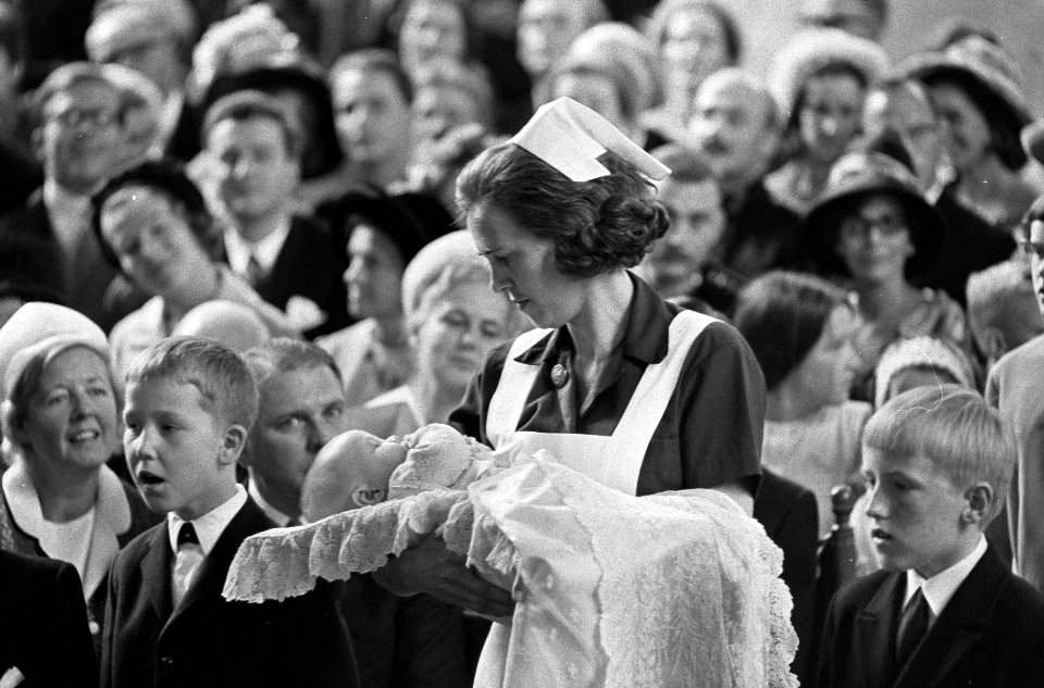 Doop Willem Alexander in Sint Jacobskerk . Na de doop draagt zuster Swellengrebe, Bestanddeelnr 920-6646