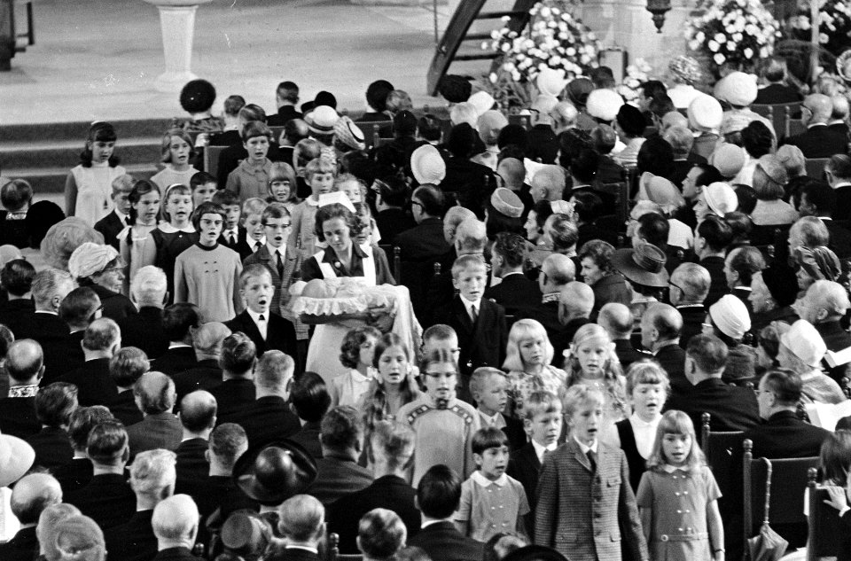 Doop Willem Alexander in Sint Jacobskerk . Na de doop draagt zuster Swellengrebe, Bestanddeelnr 920-6647