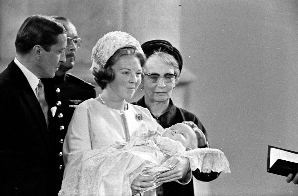Doop Willem Alexander in Sint Jacobskerk . Prinses Beatrix met op arm prins Alex, Bestanddeelnr 920-6656