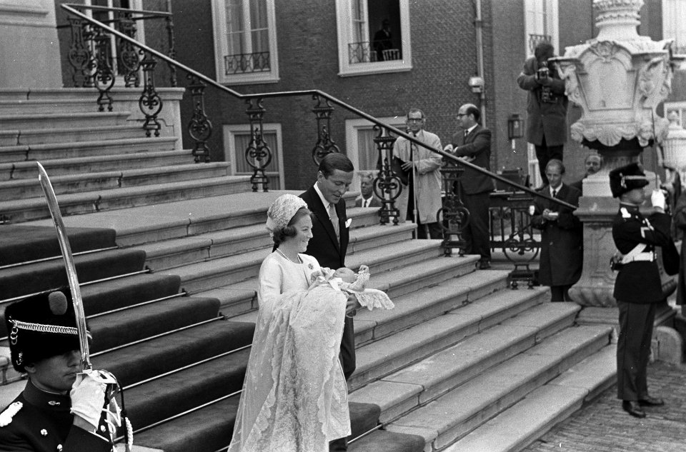 Doop Willem Alexander . Prinses Beatrix met prins Willem Alexander in de armen e, Bestanddeelnr 920-6608
