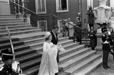 Doop Willem Alexander . Prinses Beatrix met prins Willem Alexander in de armen e, Bestanddeelnr 920-6608