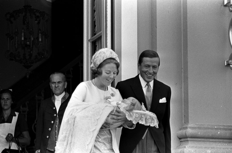 Doop Willem Alexander . Prinses Beatrix met op armen prins Willem Alexander en e, Bestanddeelnr 920-6610