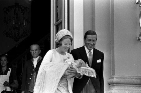 Doop Willem Alexander . Prinses Beatrix met op armen prins Willem Alexander en e, Bestanddeelnr 920-6610