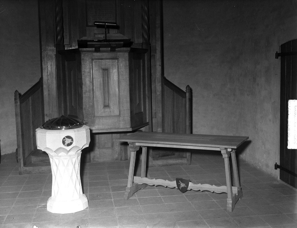 Doopvont en avondmaalstafel in kerk te Oosterbeek, Bestanddeelnr 904-1710