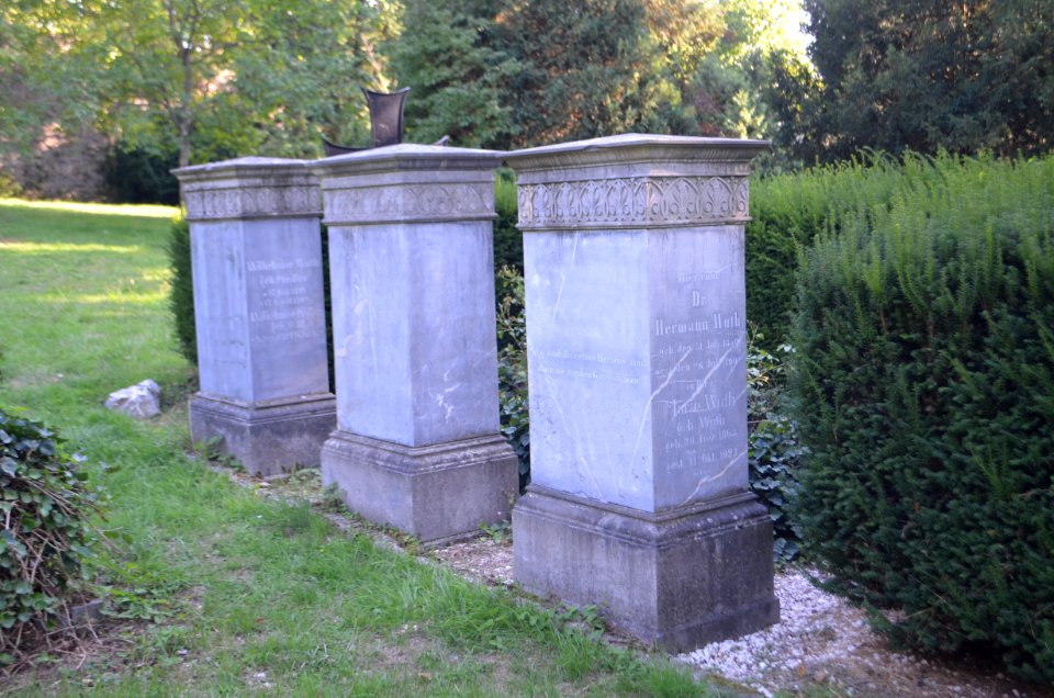 Diez, Robert-Heck-Park, Grabstein (3)