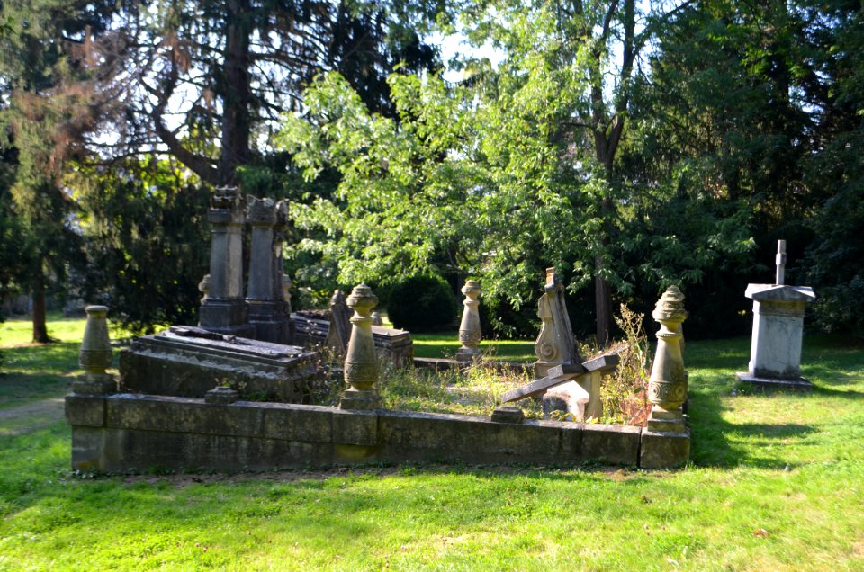 Diez, Robert-Heck-Park, Grabstein (2)