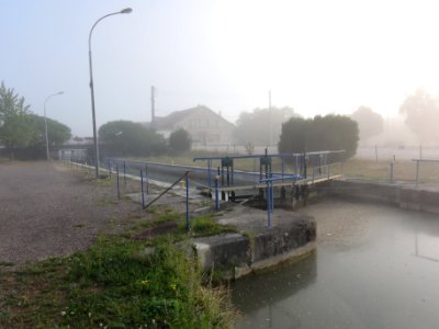 Dieue-sur-Meuse (Meuse) Canal de l'Est, branche Nord, écluse Dieue-amont (02)