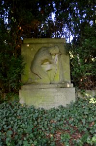 Diez, Robert-Heck-Park, Grabstein (1)