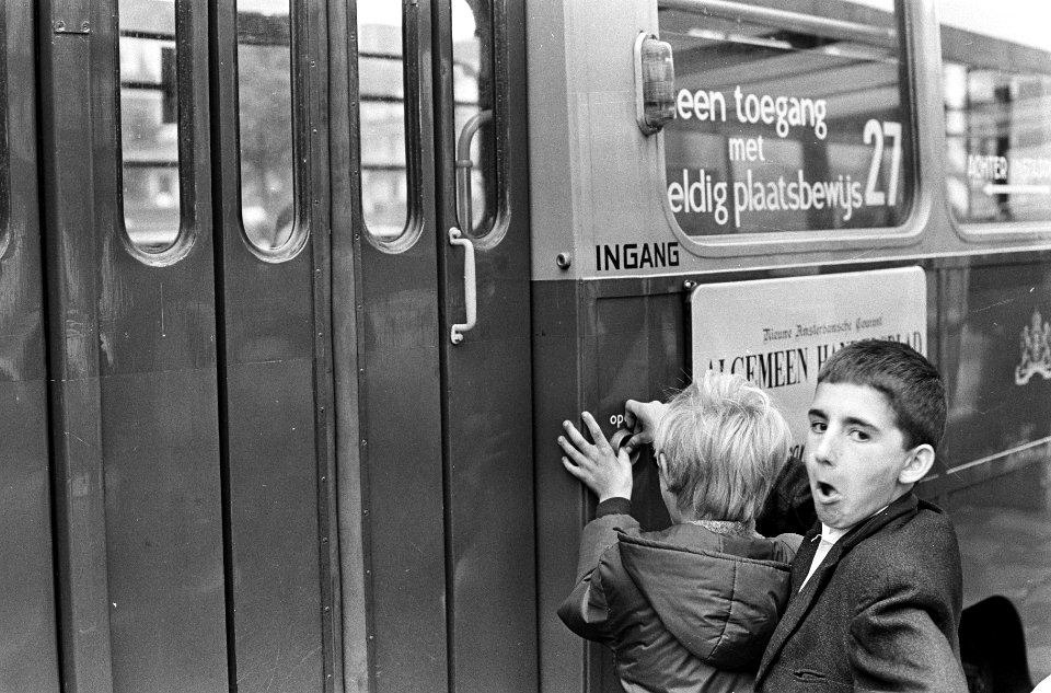 Dievenwagen tramlijn 27 in bedrijf genomen. Druk op de knop en deur is open, Bestanddeelnr 920-6906
