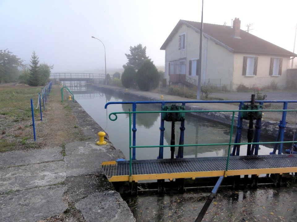 Dieue-sur-Meuse (Meuse) Canal de l'Est, branche Nord, écluse Dieue-aval (02)