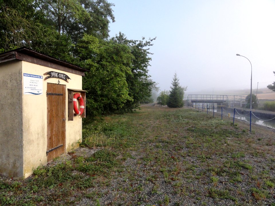 Dieue-sur-Meuse (Meuse) Canal de l'Est, branche Nord, écluse Dieue-aval (01)