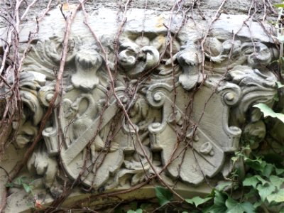 DieskauSchloßPortalS Wappen