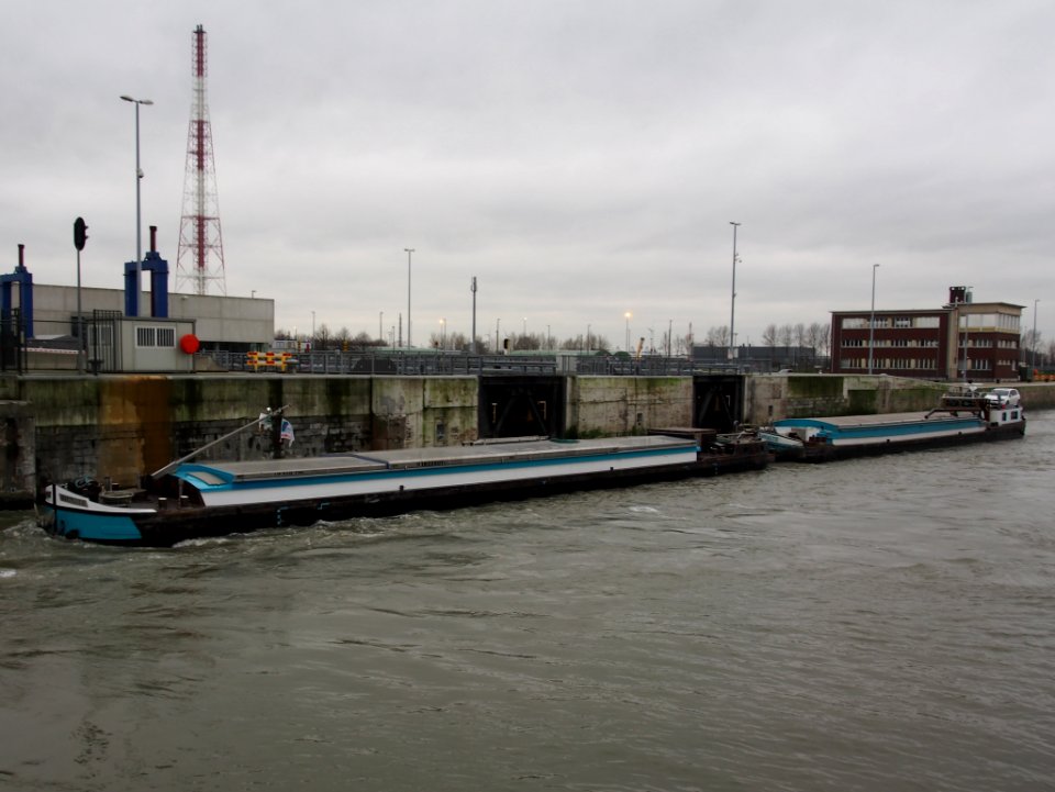 Dignite (ship, 1957) ENI 01822607 & Loyaute (ship, 1967) ENI 01830202 Van Cauwelaertsluis Port of Antwerp pic2