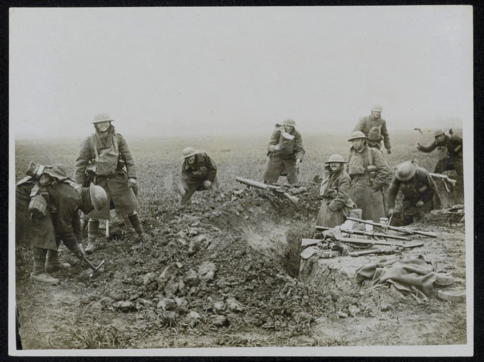Digging themselves in. Now being practically open warfare comparatively small po, Bestanddeelnr 158-0948