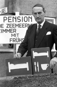Dir VVV Zandvoort Hugenholtz heeft nieuwe gevelbordjes voor de pensions ontworp, Bestanddeelnr 912-1715
