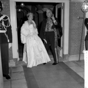 Diplomatendiner op Huis ten Bosch , Engelse ambassadeur, Sir Andrew Noble en vro, Bestanddeelnr 912-0207