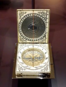 Diptych sundial, Charles Bloud, Dieppe, after 1650, ivory - Mathematisch-Physikalischer Salon, Dresden - DSC07936