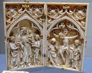Diptych with Mary and Crucifixion, Paris, 1300-1320 AD, ivory - Hessisches Landesmuseum Darmstadt - Darmstadt, Germany - DSC00428 photo