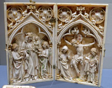 Diptych with Mary and Crucifixion, Paris, 1300-1320 AD, ivory - Hessisches Landesmuseum Darmstadt - Darmstadt, Germany - DSC00428