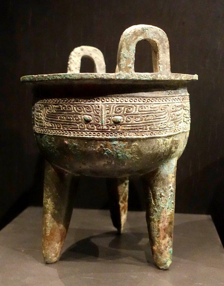 Ding, China, Shang dynasty, Anyang period, 1200s BC, bronze - Östasiatiska museet, Stockholm - DSC09667