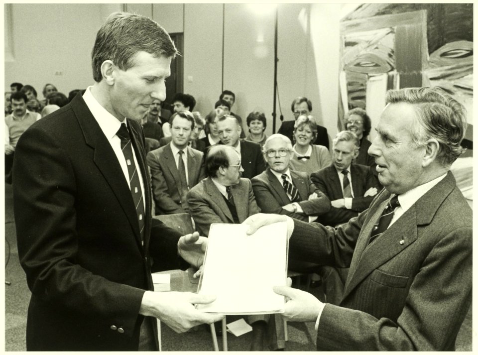 Diploma-uitreiking milieudelicten door Minister van justitie Frits Korthals-Altes, geheel rechts. NL-HlmNHA 5400464746