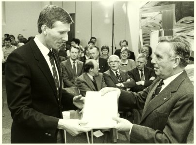 Diploma-uitreiking milieudelicten door Minister van justitie Frits Korthals-Altes, geheel rechts. NL-HlmNHA 5400464746