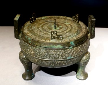 Ding cooking vessel with coiling dragon design, China, Spring and Autumn period, 7th-6th century BC, bronze - Tokyo National Museum - Tokyo, Japan - DSC08454