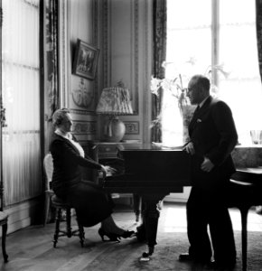 Diplomaat Štefan Osuský en zijn echtgenote Pavla Vachková-Osuská bij de piano, Bestanddeelnr 255-8781