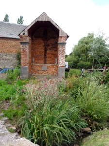 Dimechaux (Nord, Fr) chapelle- calvaire sur la place